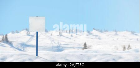 Segno bianco per sciatori su una pista da sci imperniata alla neve mockup. Copia spazio accanto. Piste da sci e cime innevate sullo sfondo Foto Stock