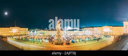 Helsinki, Finlandia - 10 dicembre 2016: Natale Mercatini di Natale con albero di Natale sulla Piazza del Senato in sera illuminazione notturna. Panorama, panoramica Foto Stock