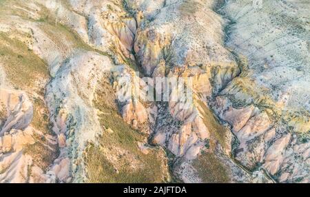 Vista dei camini delle fate in Cappadocia, Turchia da mongolfiera Foto Stock