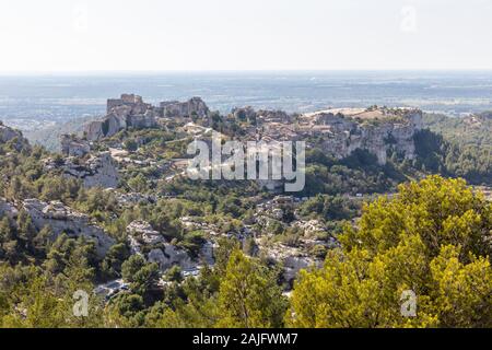 Vista della famosa città medievale e il suo castello di Les Baux-de-Provence, Provenza, Francia Foto Stock