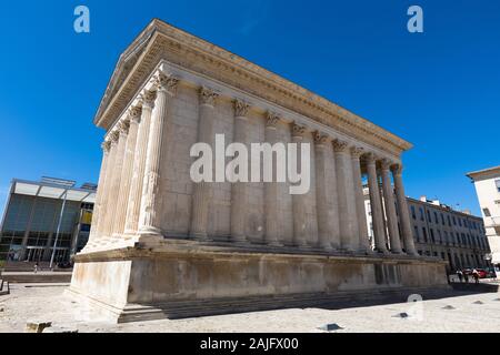 Antica costruzione romana, Maison Carree nel centro della città di Nimes, Provenza, Francia meridionale Foto Stock