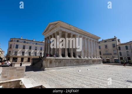 Antica costruzione romana, Maison Carree nel centro della città di Nimes, Provenza, Francia meridionale Foto Stock