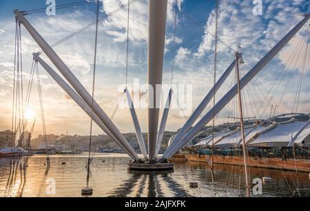 Genova, Liguria, Italia: vista al tramonto del vecchio porto (Porto Antico), Magazzini del cotone e il Bigo progettato dall architetto Renzo Piano Foto Stock