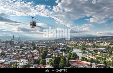 Tbilisi, Georgia: Antenna vista panoramica dalla fortezza di Narikala, funivia, città vecchia, architettura moderna, Kura river, Rike Park Foto Stock