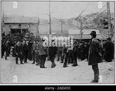 La storia degli Stati Uniti sin dalla prima scoperta dell America al fine di 1902 . d. Quando finalmente thePinkertons sono stati costretti a rinunciare a theirarms e munizioni e ritirarsi, un corpo-guardia dei percussori ha cercato di sottrarli,ma così violento è stata la rabbia che theyhad provocarono che, nonostante la loro scorta,il mob brutalmente attaccato loro. Ordine 86 Espansione [1892 è stata ripristinata solo quando la milizia AP-peared. Questo spargimento di sangue non è stato del tutto invano.Il Congresso la milizia privata sistema, la Carnegie Steel Works. Mostra lo schermo utilizzato dall'stril&lt;ers whenfiring il cannone e guardare il Pin Foto Stock