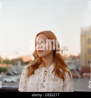 Ritratto ravvicinato di una giovane donna di hipster dai capelli rossi Foto Stock