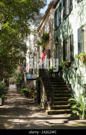 Casa con noi le bandiere nel centro di Savannah, GA, Stati Uniti d'America Foto Stock