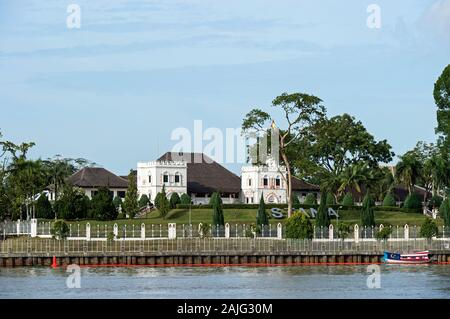 Astana Palace, residenza ufficiale del Governatore di Sarawak, presso il fiume Sarawak Kuching, Sarawak, Borneo, Malaysia Foto Stock