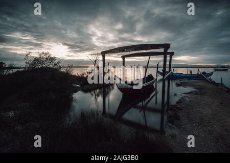 Vecchio porto di legno sommerso nella Ria de Aveiro Foto Stock