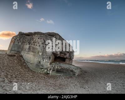 Bunker da WW2 su una spiaggia danese in Thyboroen, Danimarca Foto Stock