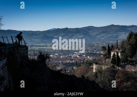 Camminando lungo l acquedotto medievale, ti permette di ammirare la Gola del Bottaccione a Gubbio, città medievale in Umbria in provincia di Perugia Foto Stock