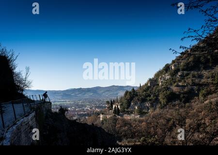 Camminando lungo l acquedotto medievale, ti permette di ammirare la Gola del Bottaccione a Gubbio, città medievale in Umbria in provincia di Perugia Foto Stock