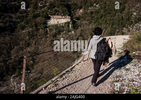 Camminando lungo l acquedotto medievale, ti permette di ammirare la Gola del Bottaccione e l'Eremo di Sant' Ambrogio si trova sul lato opposto Foto Stock