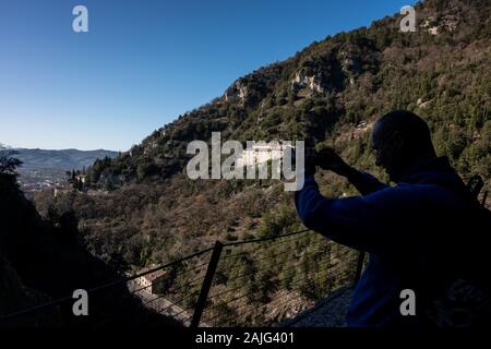 Camminando lungo l acquedotto medievale, ti permette di ammirare la Gola del Bottaccione e l'Eremo di Sant' Ambrogio si trova sul lato opposto Foto Stock