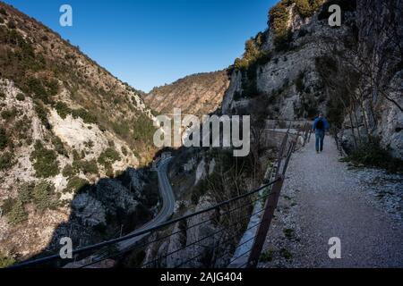 Camminando lungo l acquedotto medievale, ti permette di ammirare la Gola del Bottaccione a Gubbio, città medievale in Umbria in provincia di Perugia Foto Stock