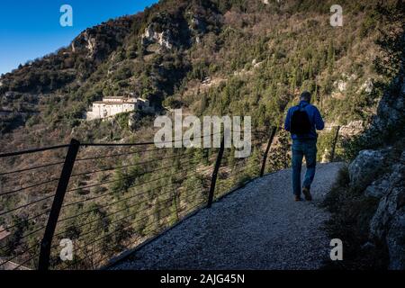 Camminando lungo l acquedotto medievale, ti permette di ammirare la Gola del Bottaccione e l'Eremo di Sant' Ambrogio si trova sul lato opposto Foto Stock