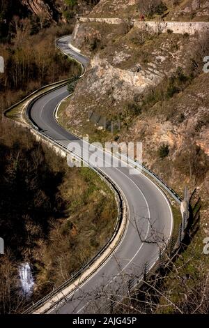 Camminando lungo l acquedotto medievale, ti permette di ammirare la Gola del Bottaccione e l'Eremo di Sant' Ambrogio si trova sul lato opposto Foto Stock