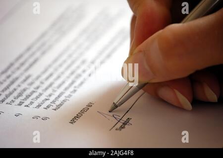 In prossimità di una donna mano firma un contratto di business Foto Stock