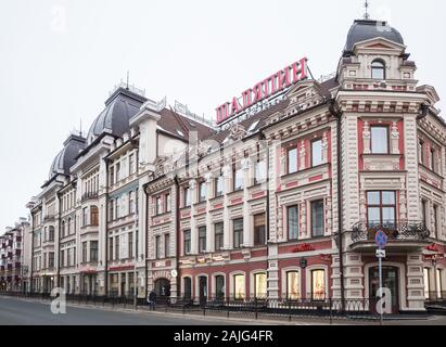 KAZAN, RUSSIA - Gennaio 03, 2018: antiche case nel centro di Kazan. Casa del Mercante Usmanov, ora albergo Chaliapin. Via Universitetskaya è uno dei Foto Stock