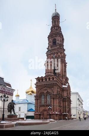 KAZAN, RUSSIA - Gennaio 03, 2018: Monumento a Fedor Chaliapin, Epifania Cattedrale e la torre campanaria sul Bauman Street, pedonale strada turistica nella CE Foto Stock