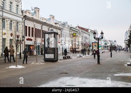 KAZAN, RUSSIA - Gennaio 03, 2018: Bauman street, la principale strada pedonale tourist street nel centro di Kazan, su un inverno giorno nuvoloso Foto Stock