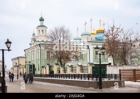 KAZAN, RUSSIA - Gennaio 03, 2018: persone vicino alla Cattedrale di San Nicola (Nikolsky Cathedral) su Bauman Street nel centro di Kazan Foto Stock