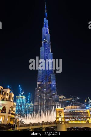 Dubai Emirati Arabi Uniti: futuristico incredibile spettacolo di luci sul Burj Khalifa, l'edificio più alto grattacielo del mondo illuminata di notte Foto Stock