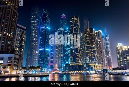 Dubai, UAE: futuristico bella vista notturna di Dubai Marina quartiere residenziale illuminata di sera, colorato skyline cityscape, neon, luci Foto Stock