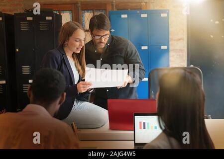 Il gruppo di colleghi che lavorano in ufficio moderno spazio Foto Stock