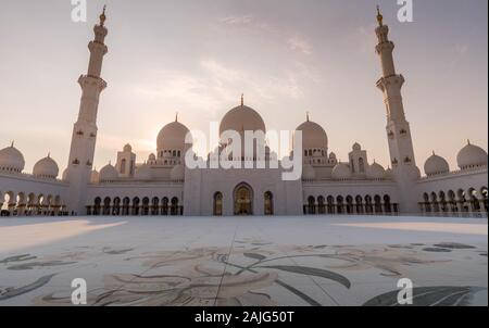 Abu Dhabi, Emirati Arabi Uniti - Abu Dhabi Moschea Sheikh Zayed (noto anche come grande Moschea) al tramonto Foto Stock