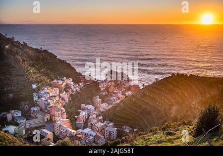 Manarola, Cinque Terre, Liguria, Italia: villaggio tradizionale, tipiche case colorate, Presepi Presepe (). Sito UNESCO Foto Stock