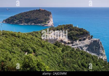 Portovenere (Porto Venere), Liguria, Italia: bella vista panoramica di Tino Island (l'isola del Tino) dall'isola Palmaria vicino a Cinque Terre Foto Stock