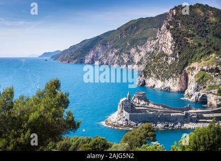 Porto Venere, Portovenere, Liguria, Italia: antenna vista panoramica della chiesa di San Pietro (Chiesa di San Pietro) dall'isola Palmaria vicino a Cinque Terre Foto Stock