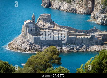 Porto Venere, Portovenere, Liguria, Italia: antenna vista panoramica della chiesa di San Pietro (Chiesa di San Pietro) dall'isola Palmaria vicino a Cinque Terre Foto Stock