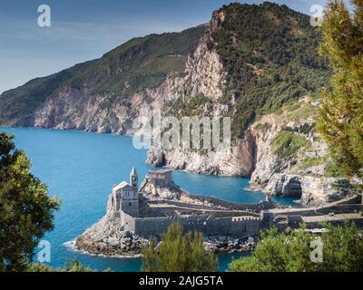 Porto Venere, Portovenere, Liguria, Italia: antenna vista panoramica della chiesa di San Pietro (Chiesa di San Pietro) dall'isola Palmaria vicino a Cinque Terre Foto Stock