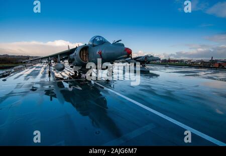 Harrier GR9s a bordo della luce portaerei HMS Ark Royal durante la sua visita di congedo al Fiume Tyne dove era stata costruita negli anni ottanta Foto Stock