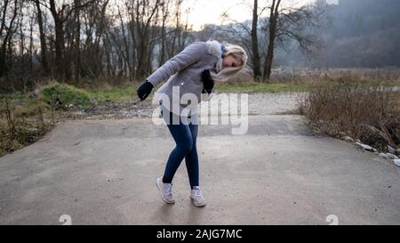 Donna che gioca nella foresta Foto Stock