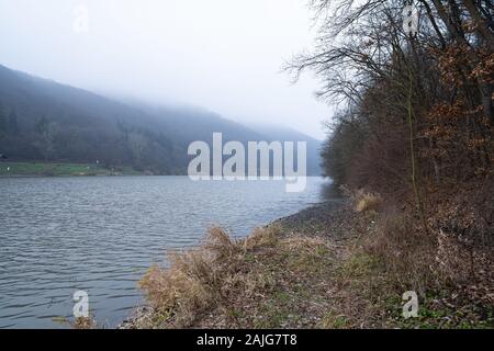 Il lago tra i monti Foto Stock