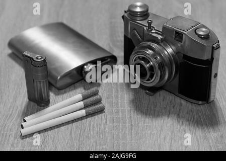Vintage fotocamera e altri oggetti. Ancora la vita in bianco e nero. Foto Stock