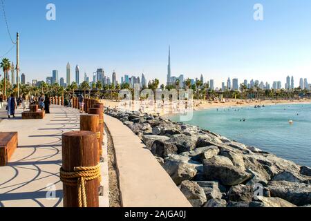 Dubai / Emirati Arabi Uniti - 20 dicembre 2019: La Mer Spiaggia di Dubai. Nuovo pubblico spiaggia urbana con bella città sullo sfondo. La Mer a piedi Foto Stock