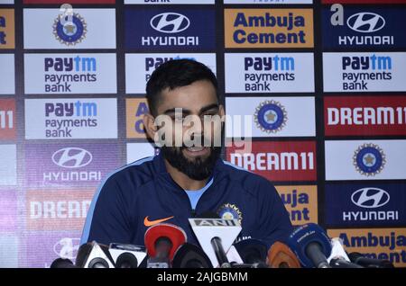 Guwahati, Assam, India. 4 gennaio, 2020. Indian skipper VIRAT KOHLI interagisce con i media prima del 1T20 match contro lo Sri Lanka a Barsapara Cricket Stadium di Guwahati. Credito: David Talukdar/ZUMA filo/Alamy Live News Foto Stock