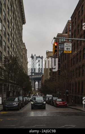 Manhattan Bridge vista da Washington Street nel quartiere noto come DUMBO Foto Stock
