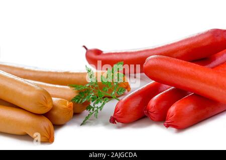 Pila di alsaziano Strasburgo e la salsiccia di Francoforte, su bianco Foto Stock