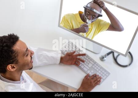 La telemedicina o la telesanità concetto. medico sul computer allo schermo del laptop. assistere il paziente per una continua cpap pressione aria positiva con assistente Foto Stock