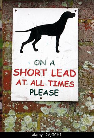 Un gentile avviso per i proprietari di cani di tenere i cani al guinzaglio corto a tutti i tempi a Thurne, Norfolk, Inghilterra, Regno Unito, Europa. Foto Stock