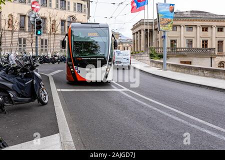 Ginevra, Svizzera - 14 Aprile 2019: vista città e trasporto di strada nel centro città - immagine Foto Stock