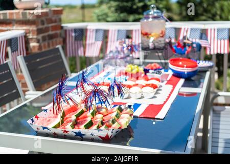 Tavolo con cibo e bevande insieme per celebrare il 4 luglio sul cortile del retro. Foto Stock