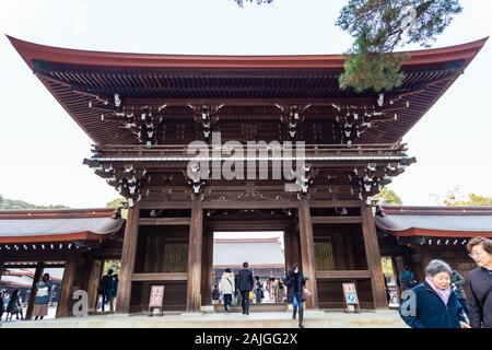 TOKYO, Giappone - 7 febbraio 2019: la folla di turisti nel Tempio di Meiji in Shibuya, Tokyo. Il santuario è ufficialmente designato Kanpei-taisha il primo rango Foto Stock