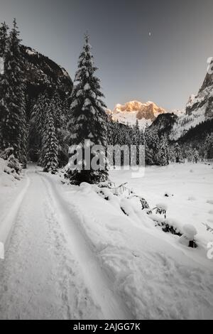 In inverno il paesaggio di montagna a Gosausee con Dachstein Austria Foto Stock