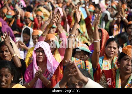 Guwahati, Assam, India. 4 gennaio, 2020. Bharatiya Janata Party (BJP) sostenitori si riuniscono per la parte del livello dello stand il presidente e i rappresentanti eletti di soddisfare come essi supportano Indian nuova legge sulla cittadinanza, di Guwahati. Credito: David Talukdar/ZUMA filo/Alamy Live News Foto Stock